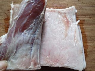 1、琥珀琉璃肉,选择猪肥膘肉