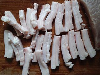 2、琥珀琉璃肉,将猪肥膘肉切长条
