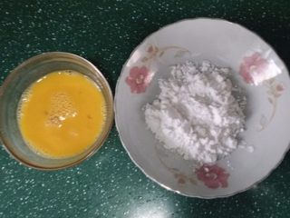 3、琥珀琉璃肉,准备好鸡蛋液和淀粉