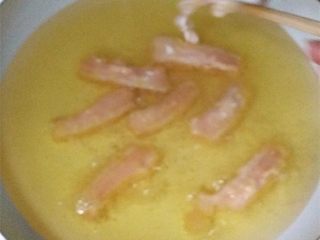 5、琥珀琉璃肉,锅中油烧至7成依次丢入长条肉
