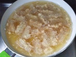 6、琥珀琉璃肉,炸于金黄后拣出沥油