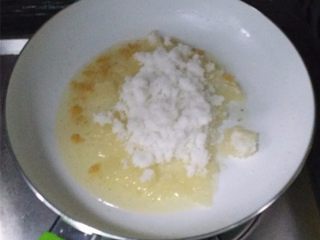 7、琥珀琉璃肉,锅中留少许底油倒入棉白糖