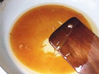 8、琥珀琉璃肉,中小火快速翻炒至琥珀色即可关火