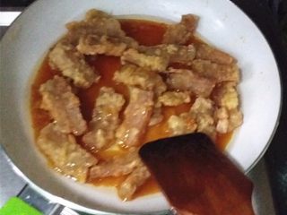 9、琥珀琉璃肉,倒入炸好长条肉迅速翻炒裹上糖稀