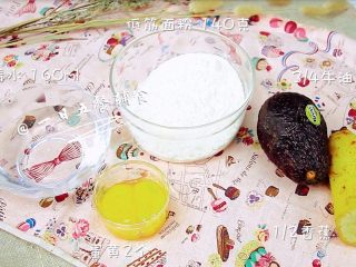 1、牛油果香蕉松饼 宝宝辅食，低筋面粉+蛋黄,食材：（一家的量）：低筋面粉 140克，3/4牛油果，1/2香蕉，蛋黄2个，清水 160ml