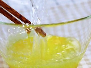 2、牛油果香蕉松饼 宝宝辅食，低筋面粉+蛋黄, 蛋黄打散，加清水搅拌均匀。