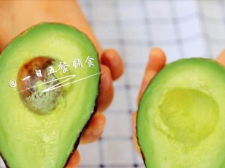 3、牛油果香蕉松饼 宝宝辅食，低筋面粉+蛋黄,选个成熟的牛油果，用刀切一圈，拧开。香蕉选带点黑斑的，最甜。????小贴士：牛油果被吃的最佳的状态是：表皮黑色，摸起来有点软，不是特别软，刚刚好