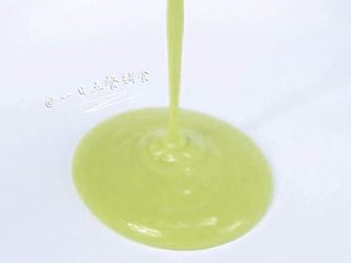 5、牛油果香蕉松饼 宝宝辅食，低筋面粉+蛋黄,煎之前，锅旁边放一块湿毛巾备用。倒一点油，舀一勺面糊倒入锅中。????小贴士：倒油，不倒油都可以。柚子妈就第一个倒油了，后面都没有，煎出来都不错