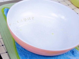 6、牛油果香蕉松饼 宝宝辅食，低筋面粉+蛋黄, 煎完一次，将锅底放湿毛巾上降降温，再煎，这样做出来的松饼成色比较漂亮。????小贴士：这个跟做千层蛋糕是一样的想要好看的饼，帮锅降降温是有必要