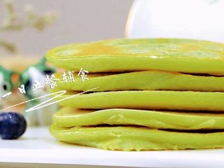 7、牛油果香蕉松饼 宝宝辅食，低筋面粉+蛋黄,一块块全部煎完。清新的颜色，不能再美。