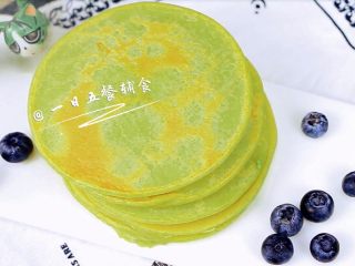 8、牛油果香蕉松饼 宝宝辅食，低筋面粉+蛋黄,吃起来甜甜的，没有加糖，带着黑斑的香蕉就是这么甜~