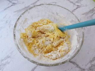 4、抹茶小小酥,先用刮刀拌匀