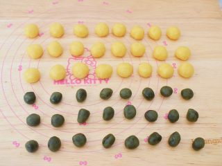 6、抹茶小小酥,再分成10克为一份的小面团，抹茶馅分成3克为一份