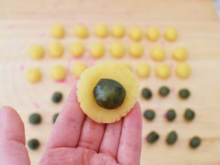 7、抹茶小小酥,取一份小面团按扁，放入抹茶馅