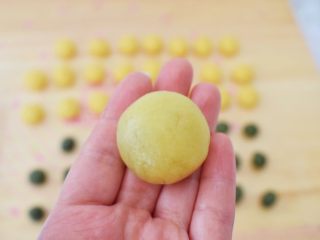 8、抹茶小小酥,利用虎口慢慢收口再揉圆后轻轻按扁一下