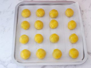 10、抹茶小小酥,表面刷蛋黄液