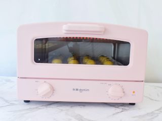 12、抹茶小小酥,放入预热好的烤箱，上下火200度，中层18-20分钟