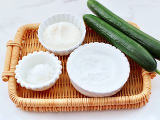 1、椰蓉黄瓜冻,首先备齐所有的食材并称重。