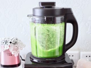 3、椰蓉黄瓜冻,启动榨汁模式榨好汁。