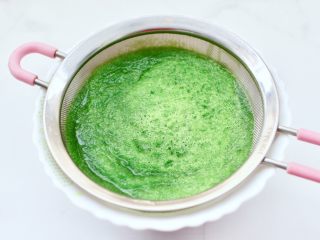 4、椰蓉黄瓜冻,把榨好的黄瓜汁过滤。
