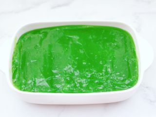 9、椰蓉黄瓜冻,放凉后盖上保鲜膜，放入冰箱冷藏1小时。