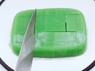 11、椰蓉黄瓜冻,用刀切成自己喜欢的小方块。