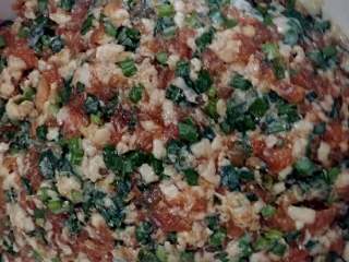 7、南瓜包子（小葱鲜肉馅）,肉切末，葱切葱花，生姜切末，再倒入适量的盐，适量的料酒，一点点美味鲜，搅拌均匀即可使用。