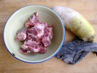 1、萝卜海带排骨汤,准备好食材