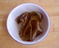 2、萝卜海带排骨汤,干海带用水浸泡一晚上，等体积变大以后，多洗几次，洗净沙土