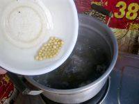 7、萝卜海带排骨汤,加入少许黄豆。中火煮半个小时左右