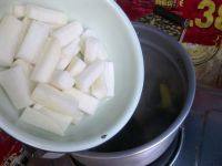 8、萝卜海带排骨汤,这时候再放入白萝卜