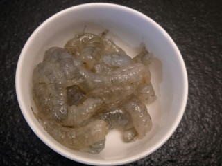 1、广东早茶de水晶虾饺✨,准备250克新鲜虾仁去虾线，用厨房纸巾吸干水分。