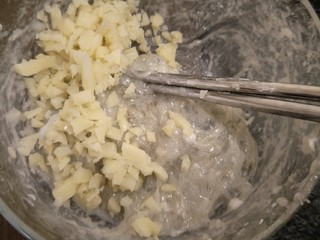 7、广东早茶de水晶虾饺✨,加入25克笋丁切小块。增加口感。