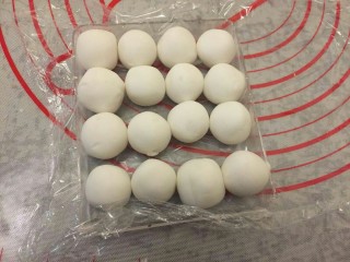 16、广东早茶de水晶虾饺✨,盖保鲜膜防止风干。