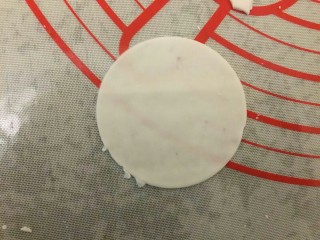 17、广东早茶de水晶虾饺✨, 压成厚薄均匀的，面皮。（这里我用了圆形切模压的。）没有的话，用擀面杖擀。