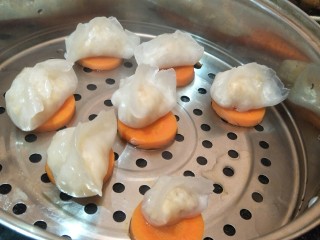 20、广东早茶de水晶虾饺✨,大火煮开水蒸。10到15分钟晶莹剔透的夹脚就完成啦！