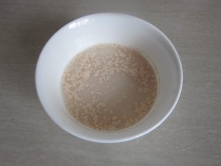 2、花样南瓜馒头,取60克清水融化酵母。