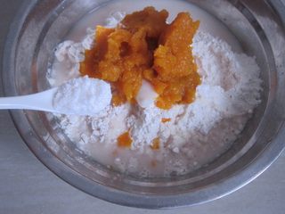 4、花样南瓜馒头,接着加入南瓜泥、细砂糖、猪油。