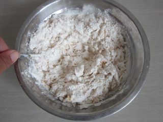 5、花样南瓜馒头,搅成絮状。