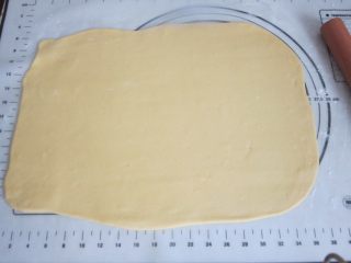 7、花样南瓜馒头,松弛好的面团擀成长方形面片。