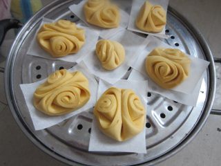 12、花样南瓜馒头,垫上油纸摆放入蒸锅中。酵发20分钟后，大火蒸15分钟，闷5分钟即可出锅享用。