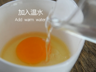 1、食疗缓解痛经的小妙招——龙眼茶碗蒸,鸡蛋中倒入适量温水均匀搅拌
