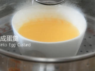 5、食疗缓解痛经的小妙招——龙眼茶碗蒸,放入蒸笼凝成蛋羹