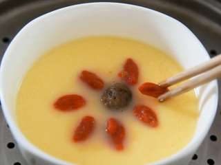 6、食疗缓解痛经的小妙招——龙眼茶碗蒸,放入桂圆、枸杞关盖再蒸2分钟