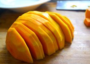 1、红枣百合蒸南瓜,南瓜对半剖开，去皮和籽，切成呈南瓜碗状。