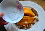 4、红枣百合蒸南瓜,冰糖也放入