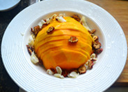 6、红枣百合蒸南瓜,大火烧开蒸锅中的水，放入南瓜碗，加盖蒸40分钟至南瓜完全蒸熟（用筷子可以轻易刺穿），取出后稍晾凉。