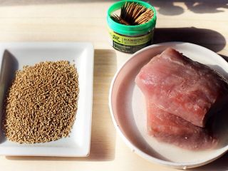 1、秘制牙签肉,准备好食材