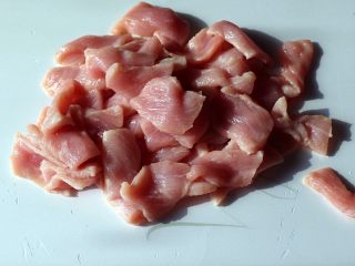 2、秘制牙签肉,将猪肉洗净切薄长片