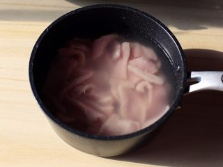3、秘制牙签肉,放锅中用温水浸泡五分钟去除腥血味